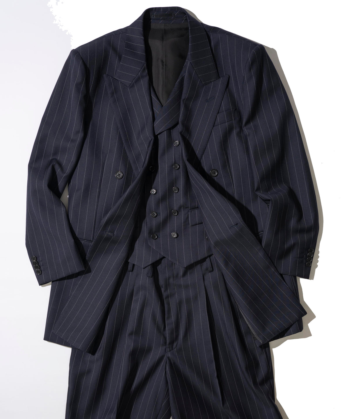【受注生産:2月お渡し】 【あぶない刑事 × KAZUTAKA KATOH】 ピンドットストライプ3Pダブルスーツ 40周年記念ハンガー付