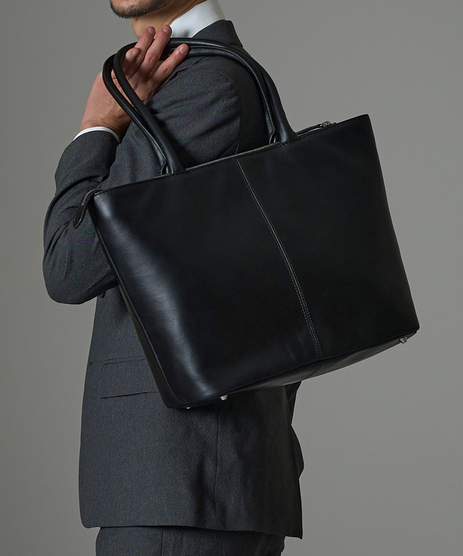 ブラック系2:上品な光沢感が特徴のスムースレザー