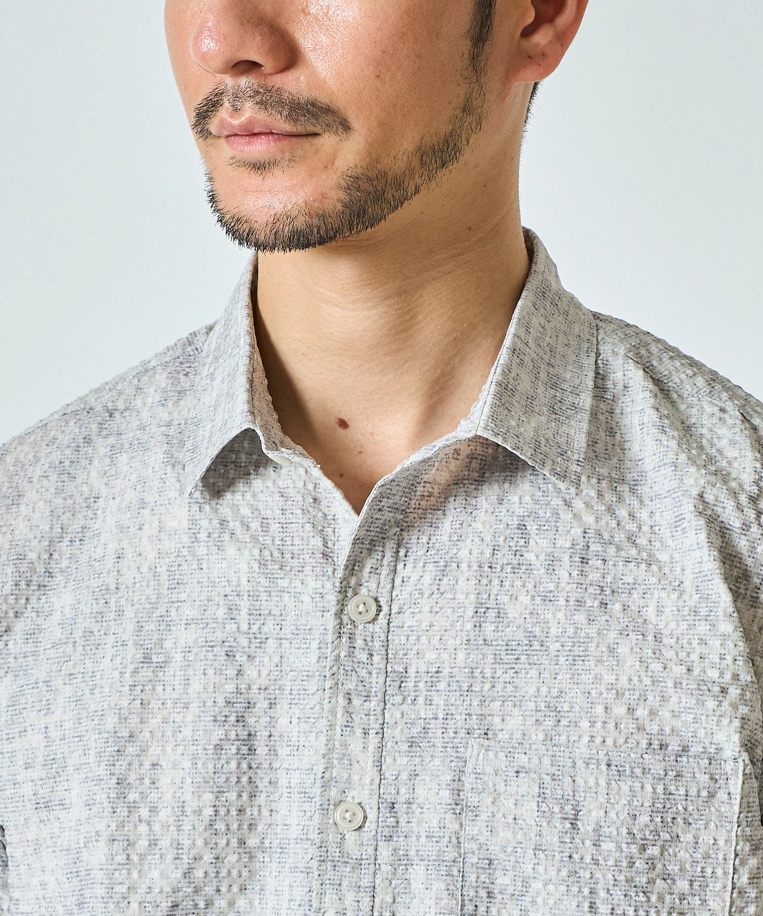 軽量速乾素材の幾何学柄プリントサッカー7分袖シャツ