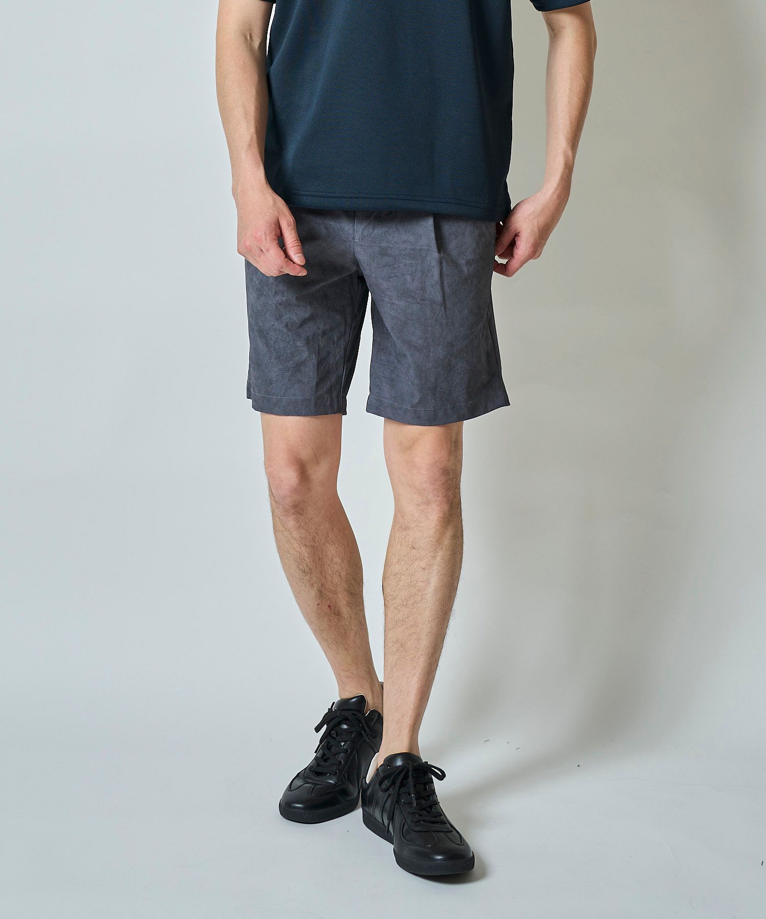 チャコールグレー