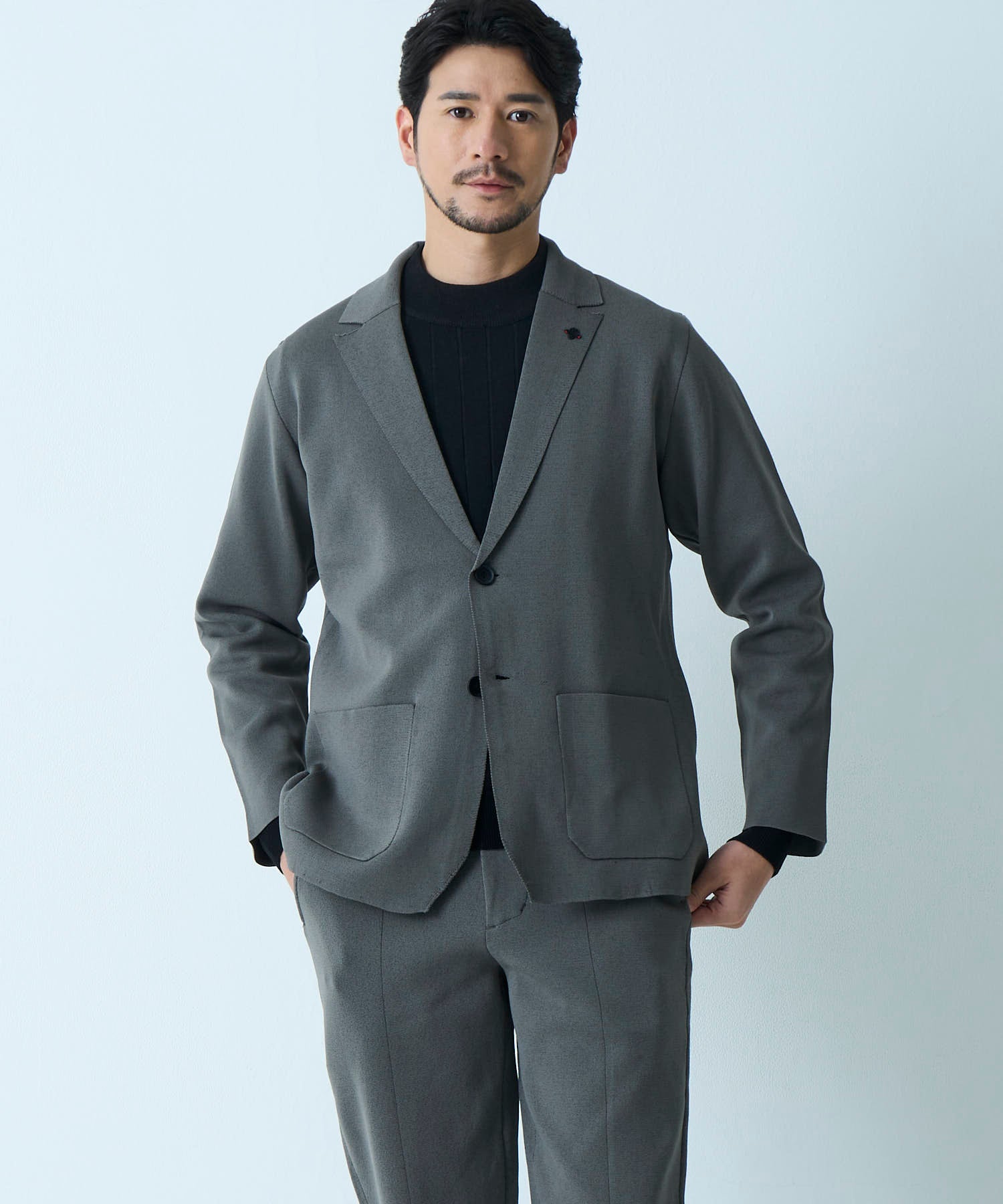 チャコールグレー