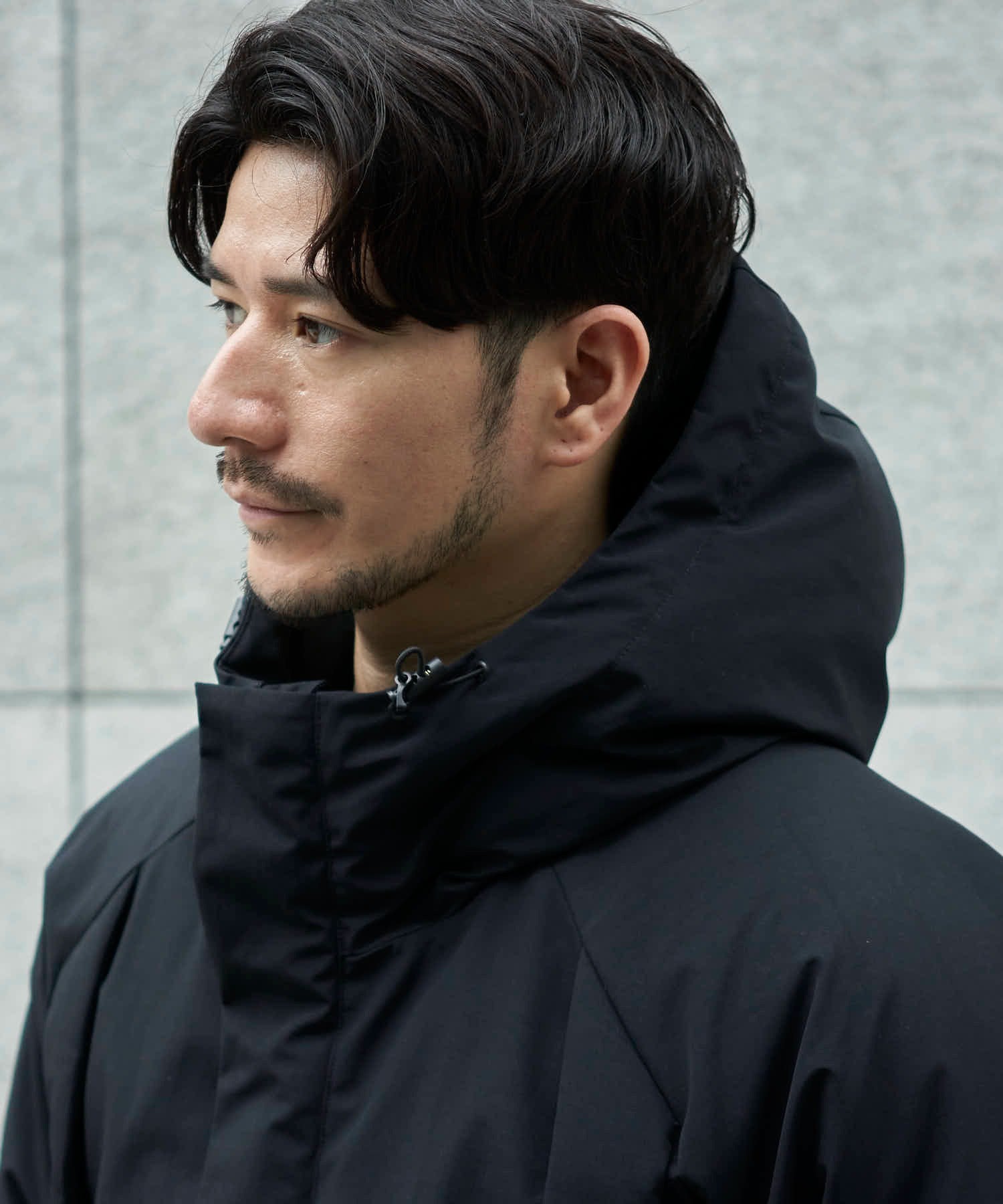 ブラック系1:やや高めの襟高でより防風性の高い仕様