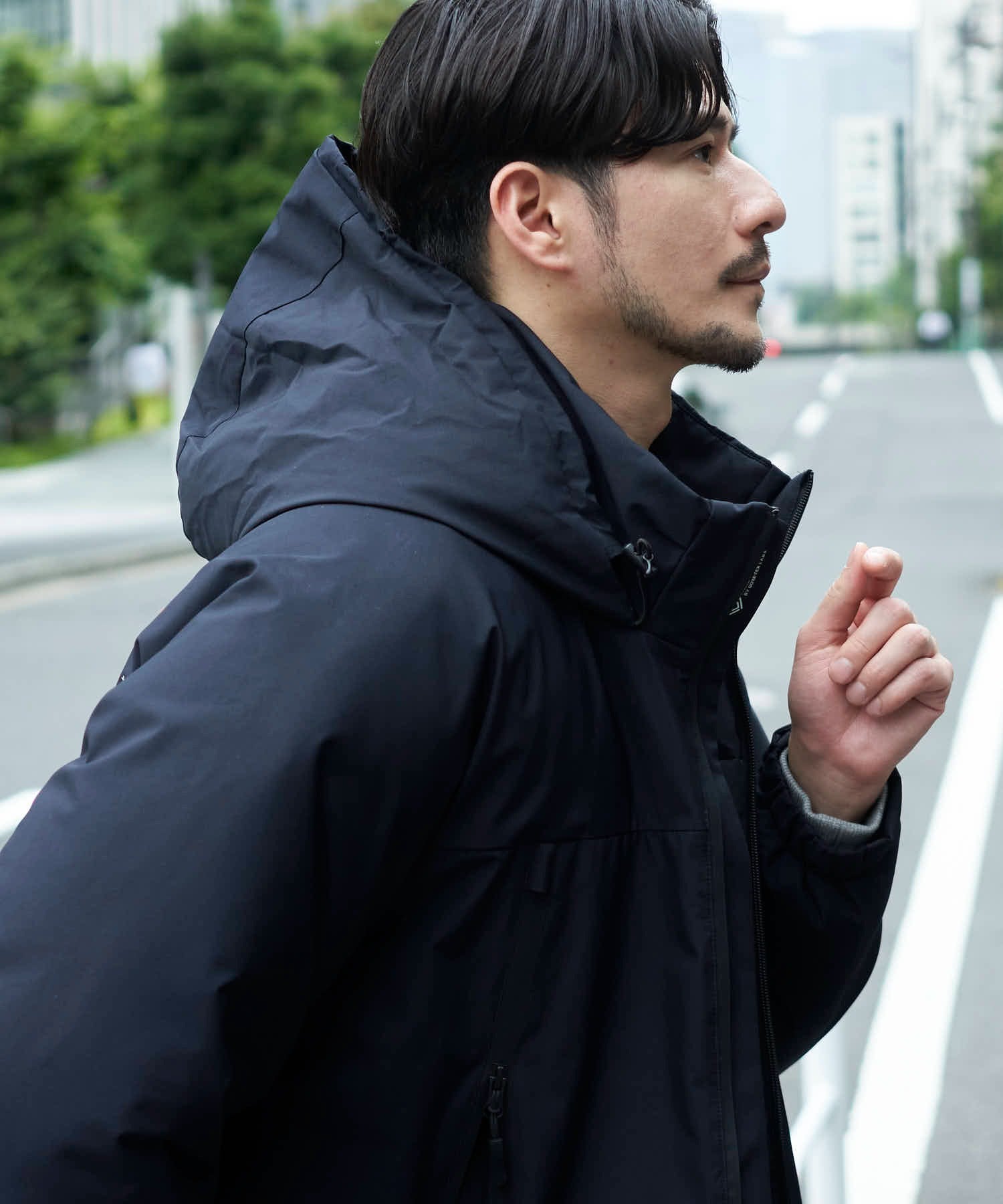 ブラック系3:2WAY仕様でフードを展開することも可能
