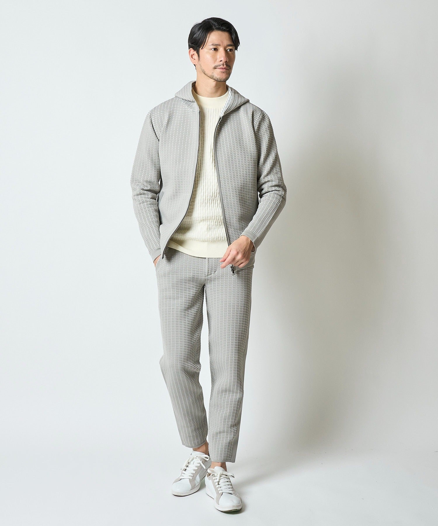 オフホワイト model:177cm 着用サイズ:M