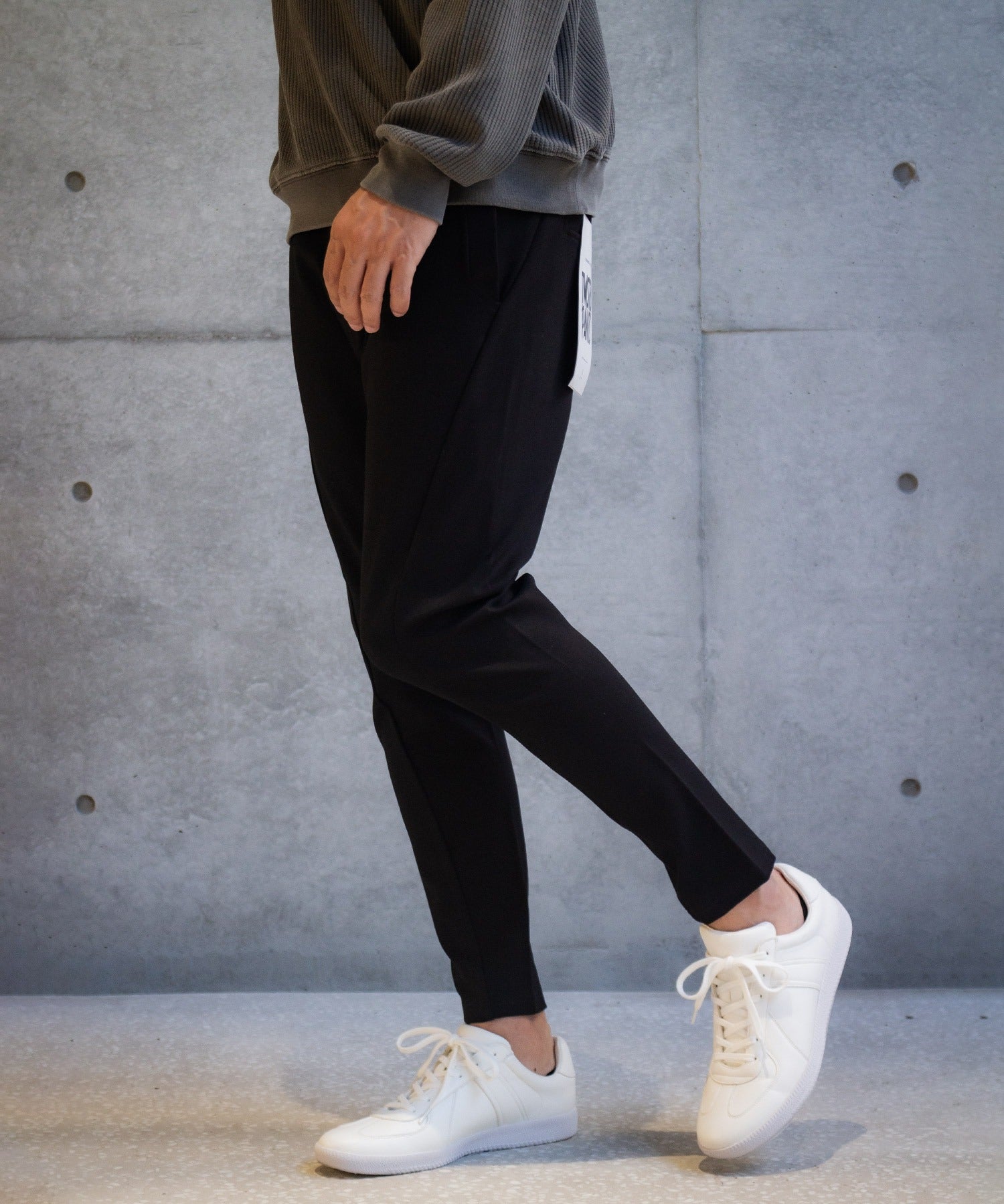 ストレッチポンチツイストテーパードパンツ