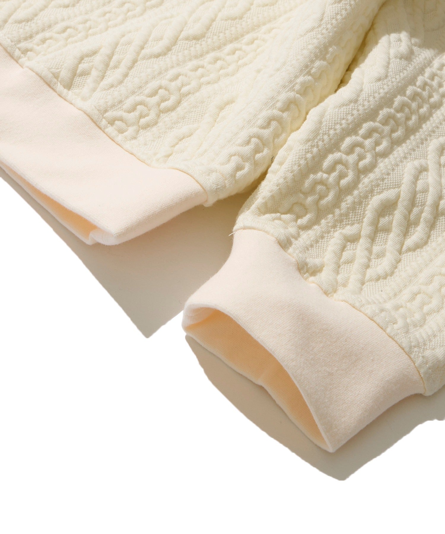 ケーブル編みキルティングプルオーバー