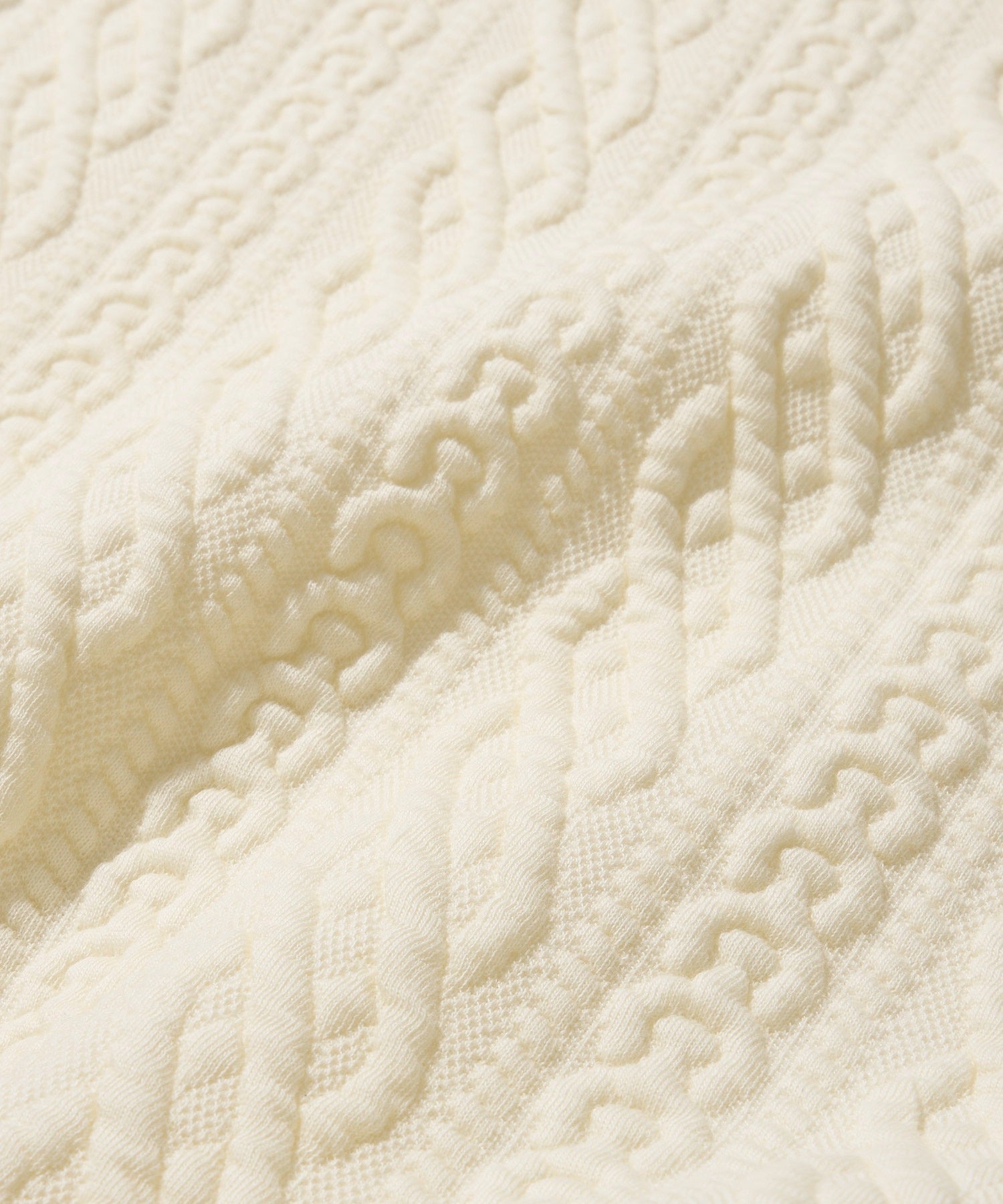 ケーブル編みキルティングプルオーバー