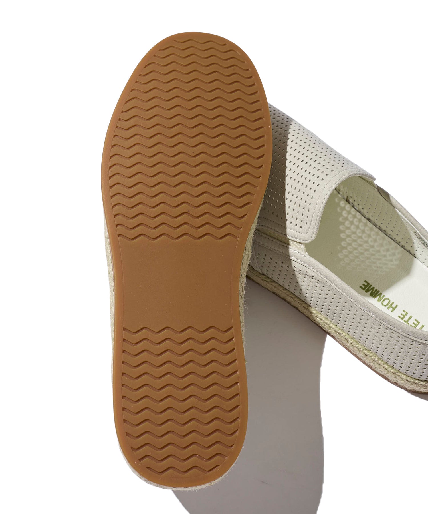 通気性抜群なパンチングシューズ