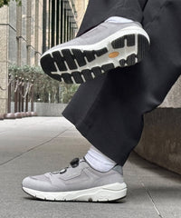 グレー